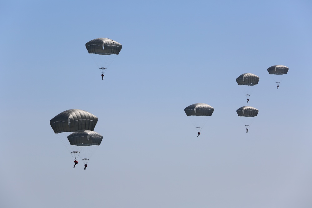 Army paratroopers conduct water jump into Lake Okeechobee