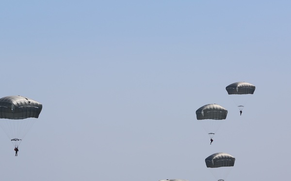 Army paratroopers conduct water jump into Lake Okeechobee