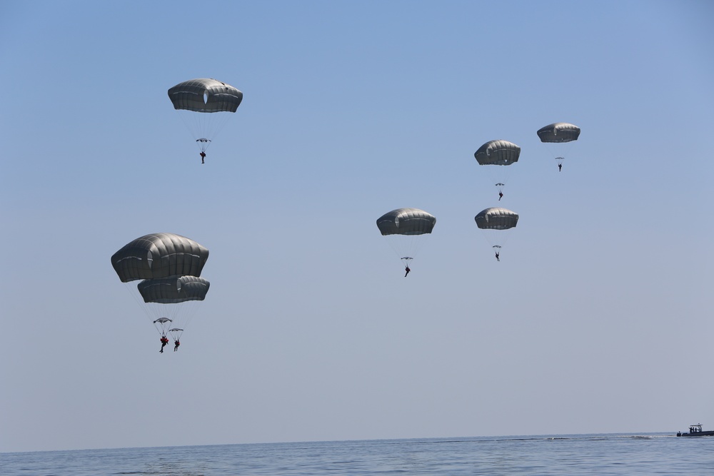 Army paratroopers conduct water jump into Lake Okeechobee