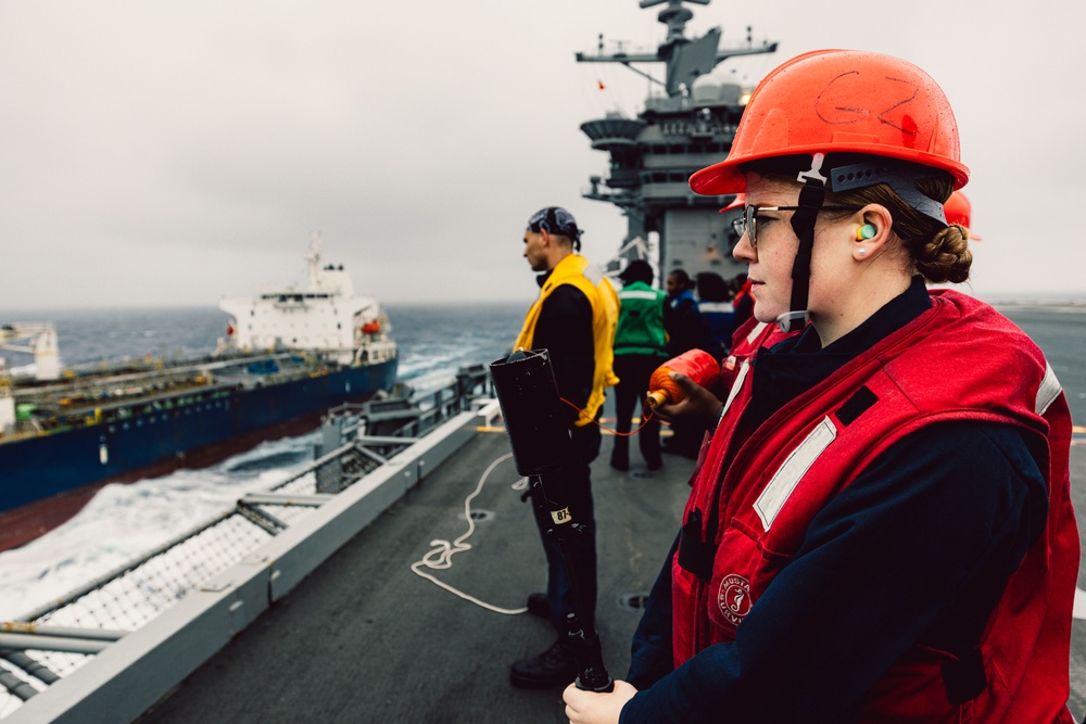 George Washington conducts fueling-at-sea with Badlands Trader