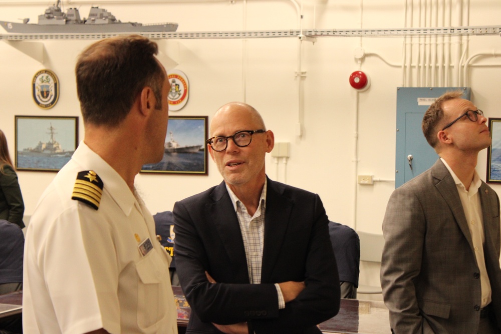 New Zealand Secretary of Defense Visits DESRON 15
