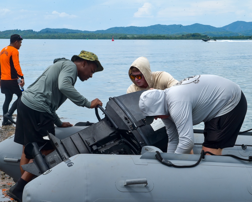 EODMU 5 Trains With Philippines Sailors and Coast Guardsmen During Balikatan 2025