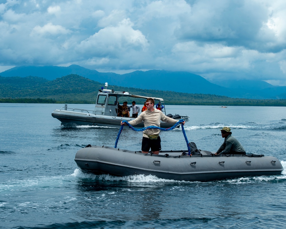 EODMU 5 Trains With Philippines Sailors and Coast Guardsmen During Balikatan 2025