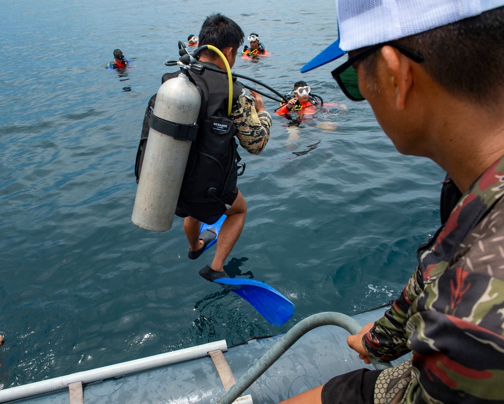 EODMU 5 Trains With Philippines Sailors and Coast Guardsmen During Balikatan 2025
