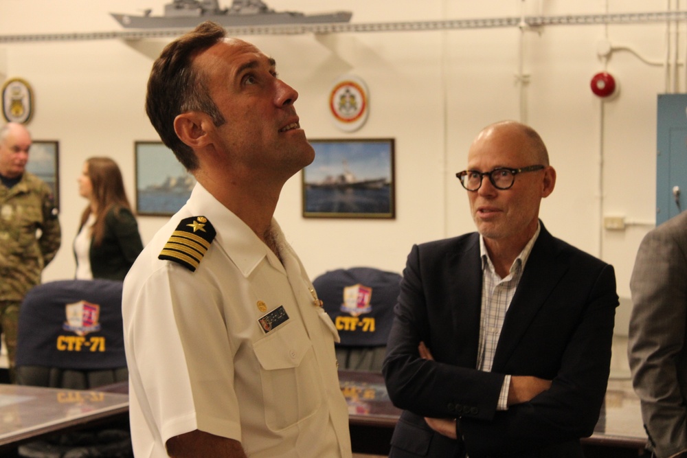 New Zealand Secretary of Defense Visits DESRON 15