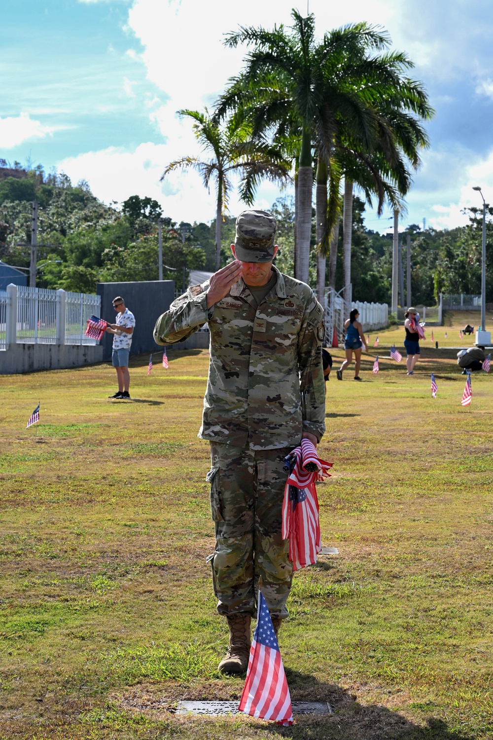 Military and civillian volunteers plant 3,050 flags for Memorial Day weekend