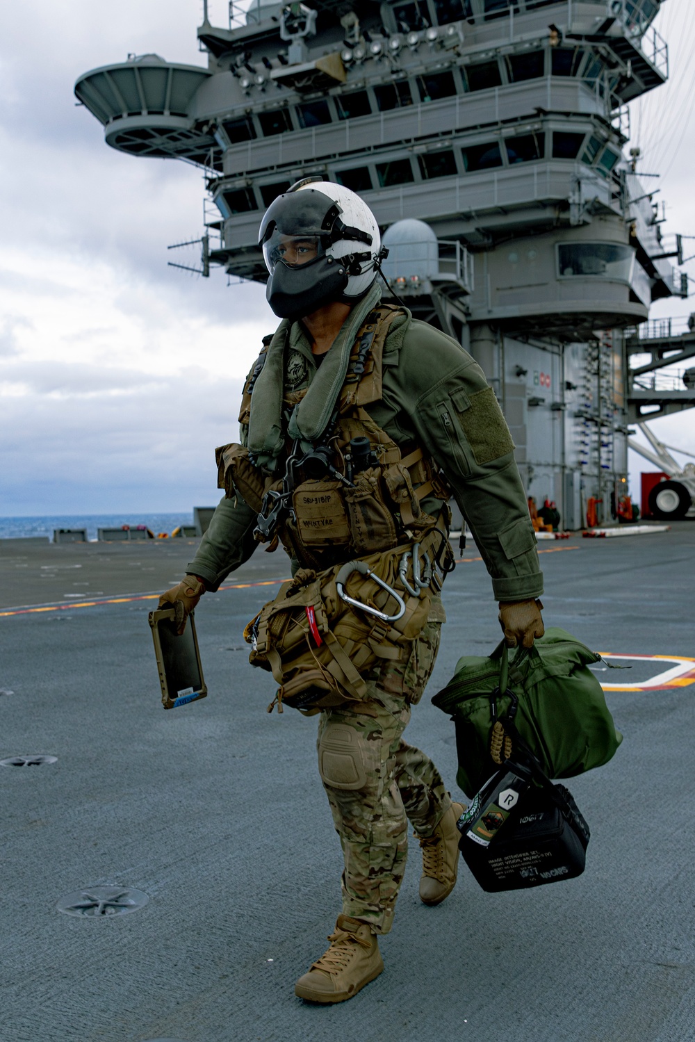 George Washington Conducts a Fueling-at-Sea and Vertical Replenishment