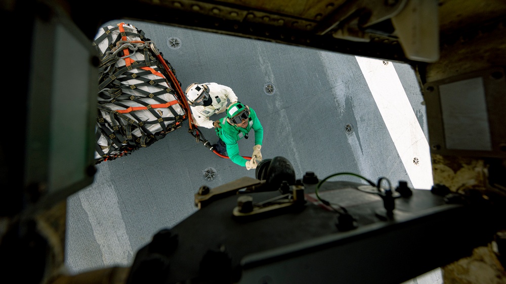 George Washington Conducts a Fueling-at-Sea and Vertical Replenishment