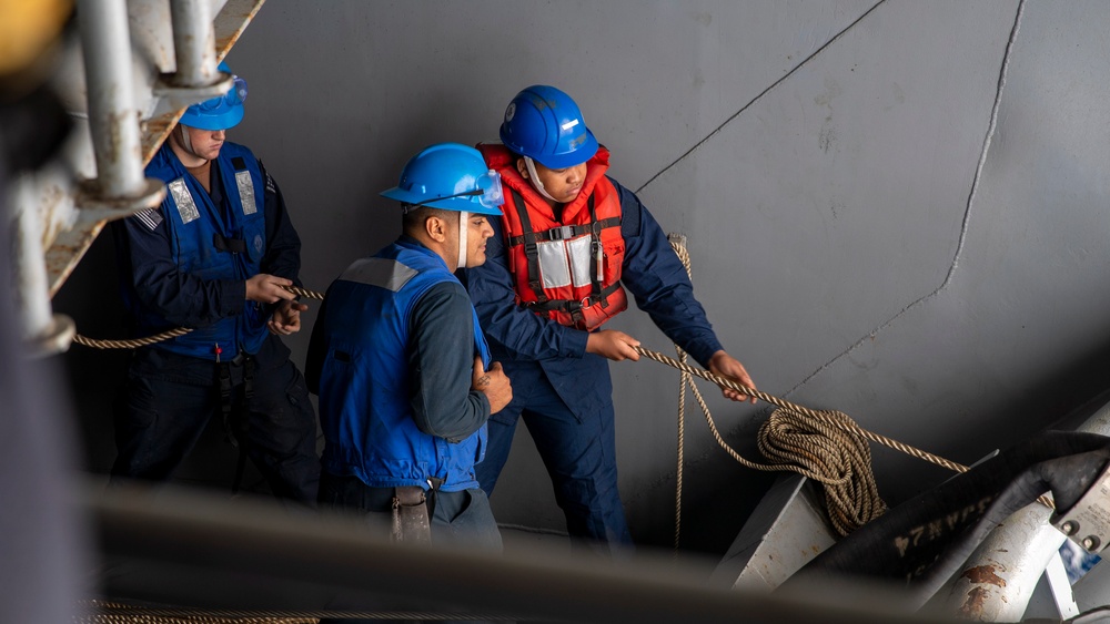 George Washington Sailors conduct Fueling-at-Sea
