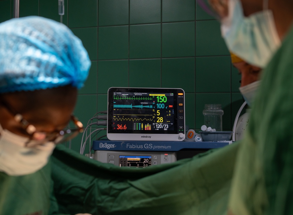US, Ghana surgeons work together to save child's life during African Lion 2025