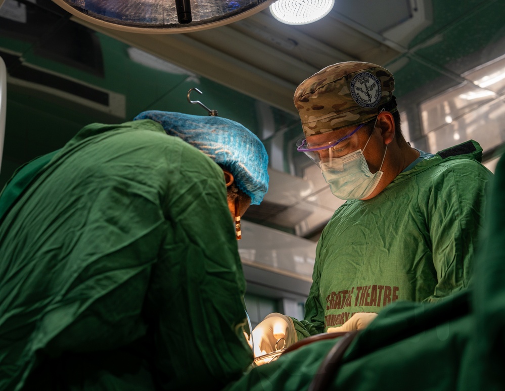US, Ghana surgeons work together to save child's life during African Lion 2025