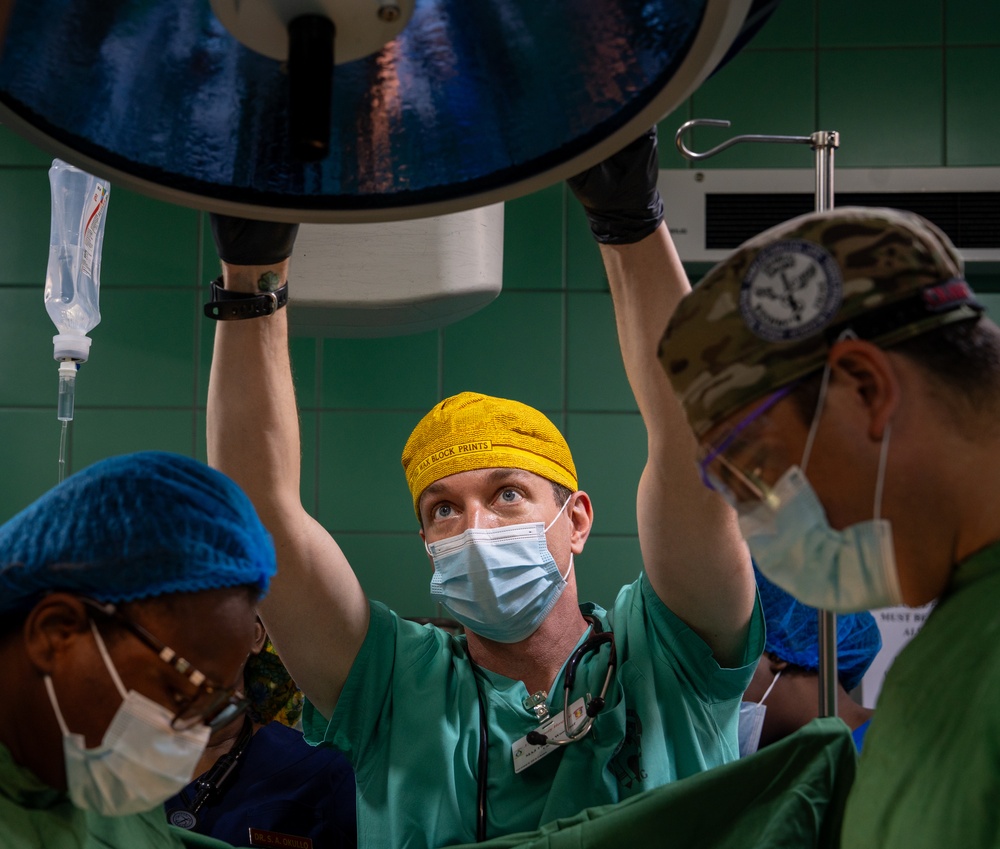 US, Ghana surgeons work together to save child's life during African Lion 2025