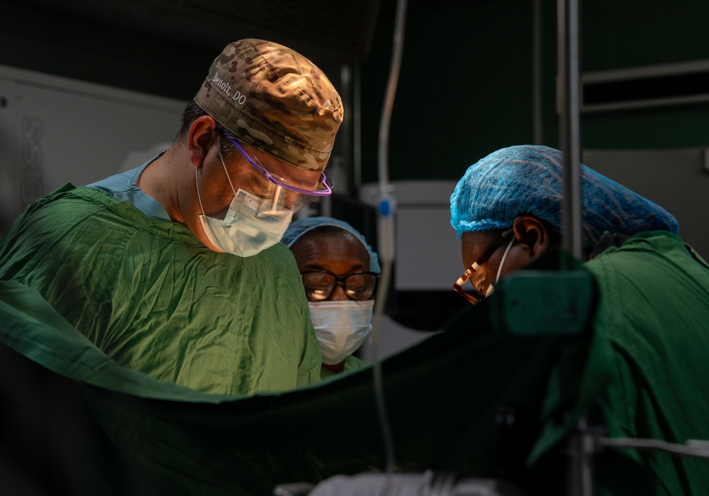 US, Ghana surgeons work together to save child's life during African Lion 2025