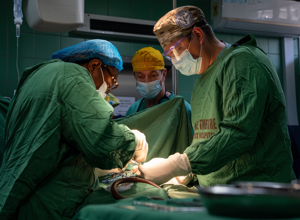 US, Ghana surgeons work together to save child's life during African Lion 2025