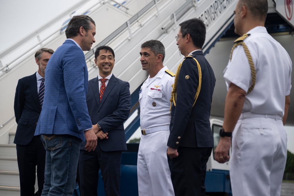 SD Arrives in Singapore for Shangri-La Dialogue