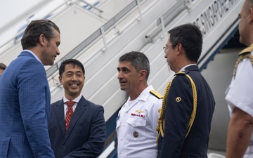 SD Arrives in Singapore for Shangri-La Dialogue