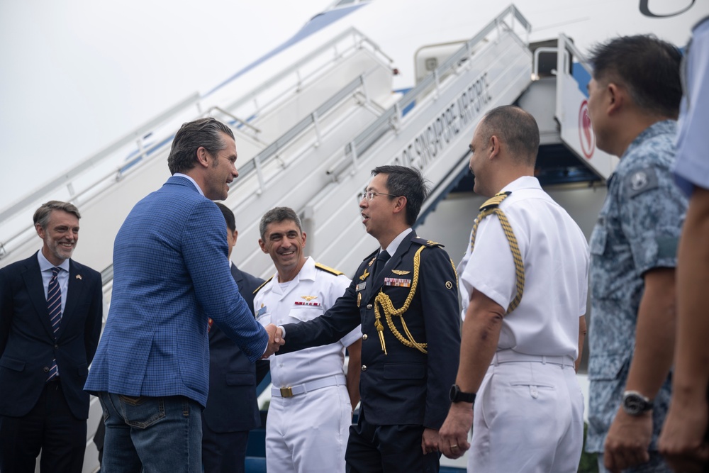 SD Arrives in Singapore for Shangri-La Dialogue