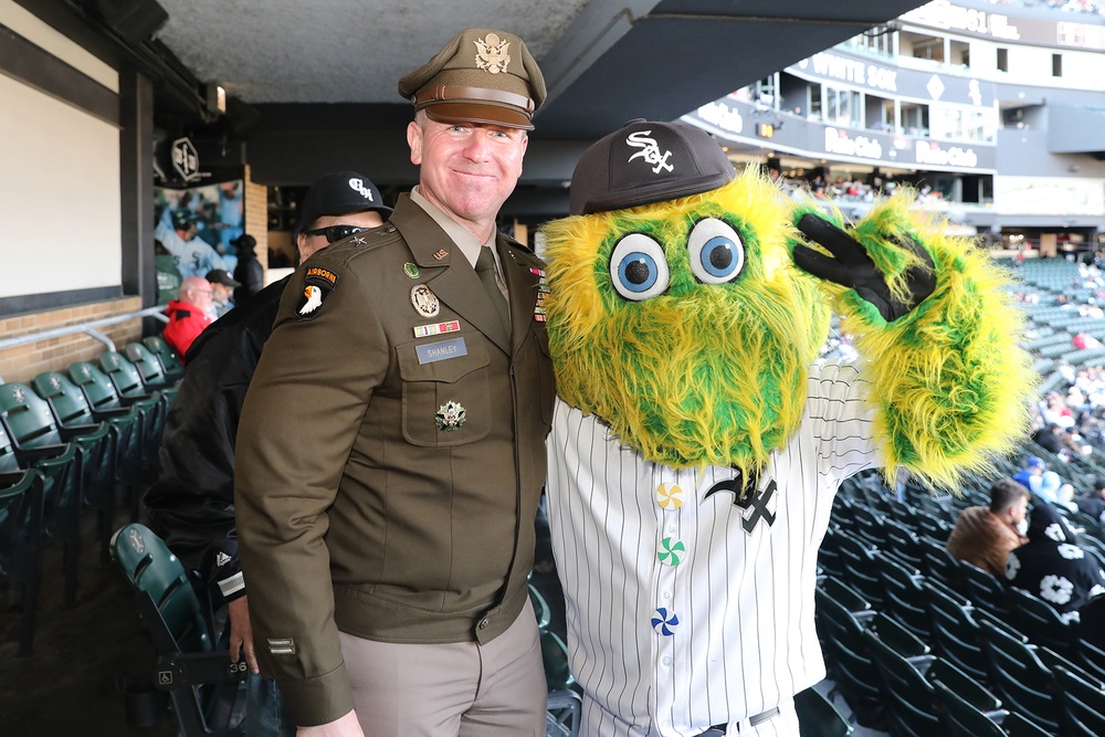 Army Reserve general officer receives a hero’s welcome at Chicago White Sox game