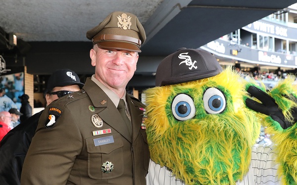 Army Reserve general officer receives a hero’s welcome at Chicago White Sox game