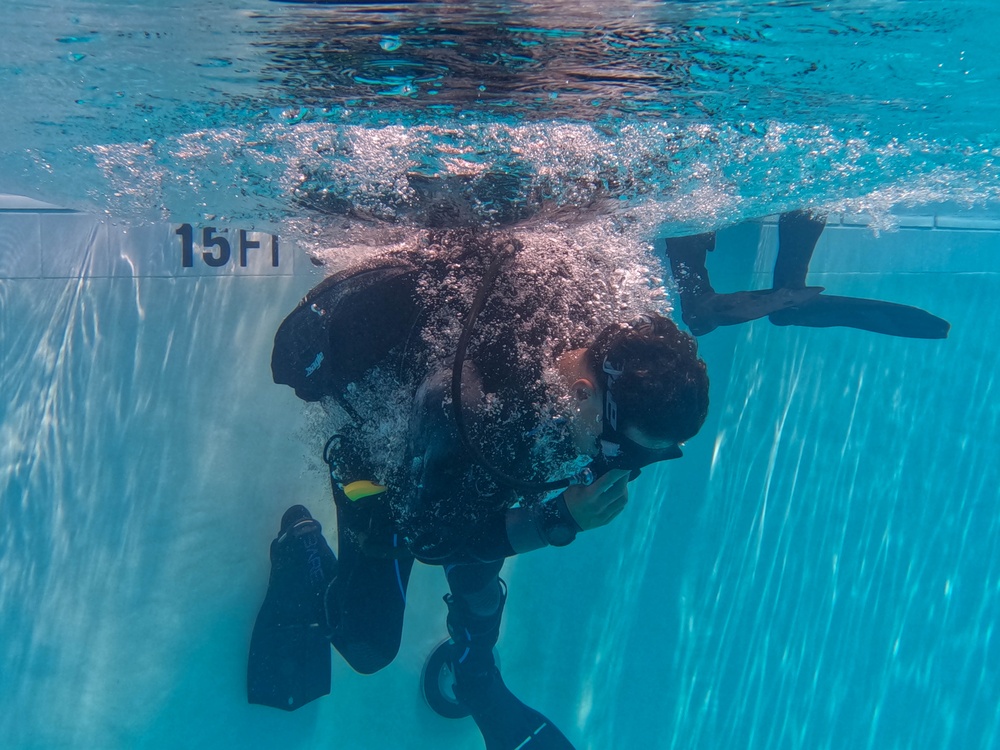 Swim, Float, Dive: 7th ESB EOD Dive Team begins SCUBA training