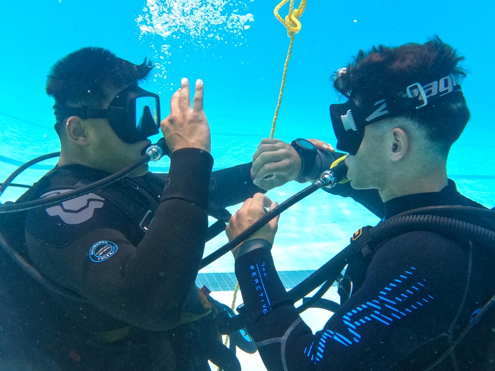 Swim, Float, Dive: 7th ESB EOD Dive Team begins SCUBA training