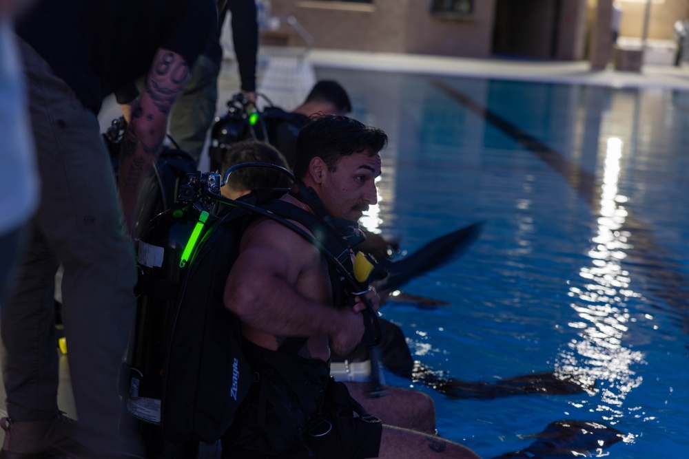 Swim, Float, Dive: 7th ESB EOD Dive Team begins SCUBA training
