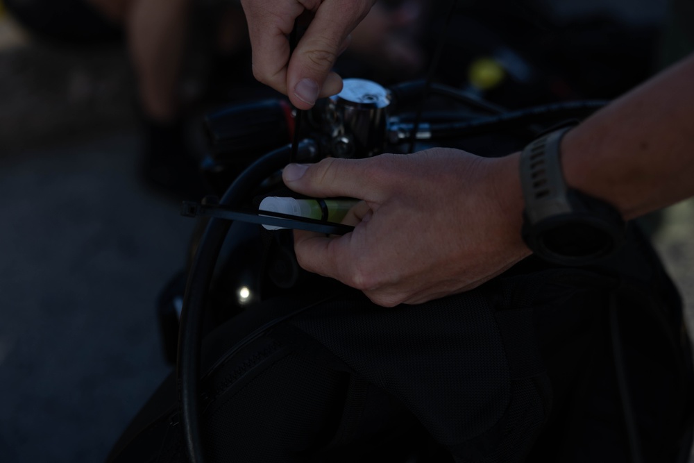 Swim, Float, Dive: 7th ESB EOD Dive Team begins SCUBA training