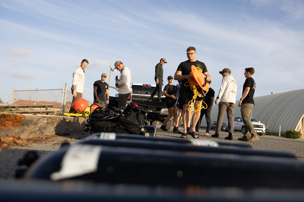 Swim, Float, Dive: 7th ESB EOD Dive Team begins SCUBA training