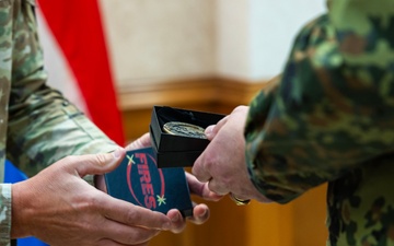 Maj. Gen. Brooks presents gifts to German and Netherlands Generals