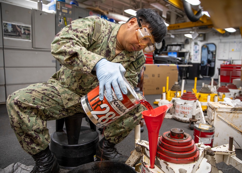 Makin Island conducts aviation maintenance