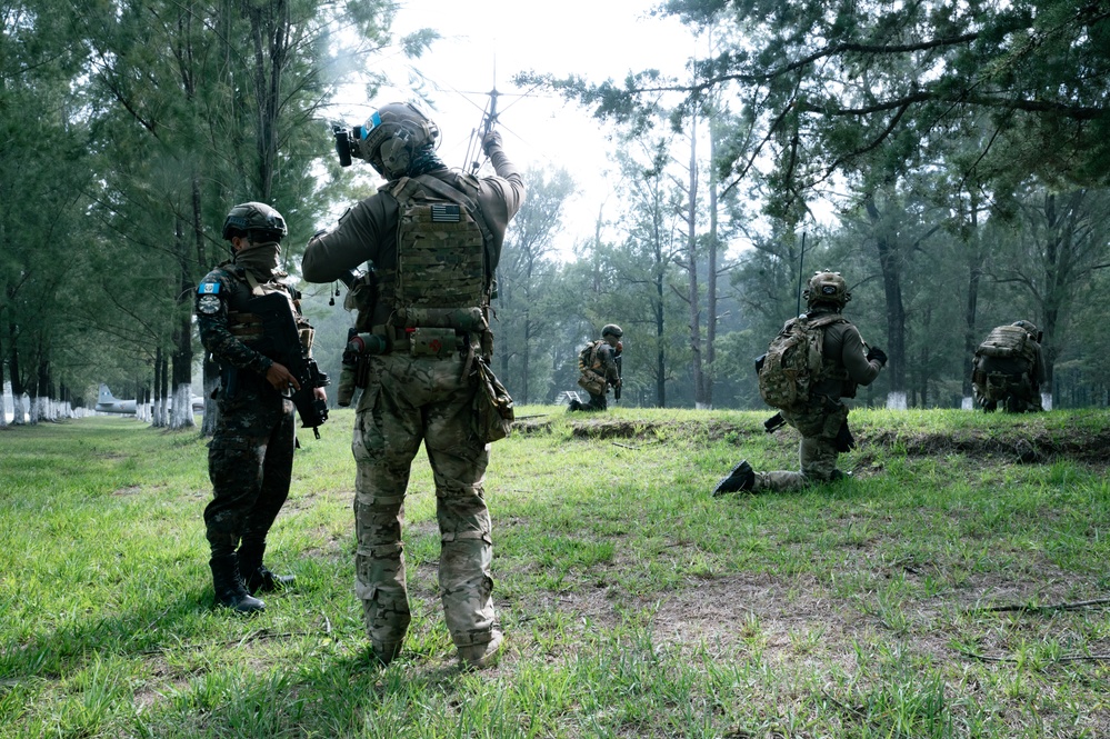 Members of 7th Special Forces Group (Airborne) and Guatemalan special forces train together during CENTAM Guardian 25