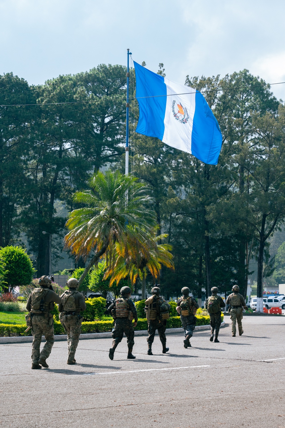 Members of 7th Special Forces Group (Airborne) and Guatemalan special forces train together during CENTAM Guardian 25