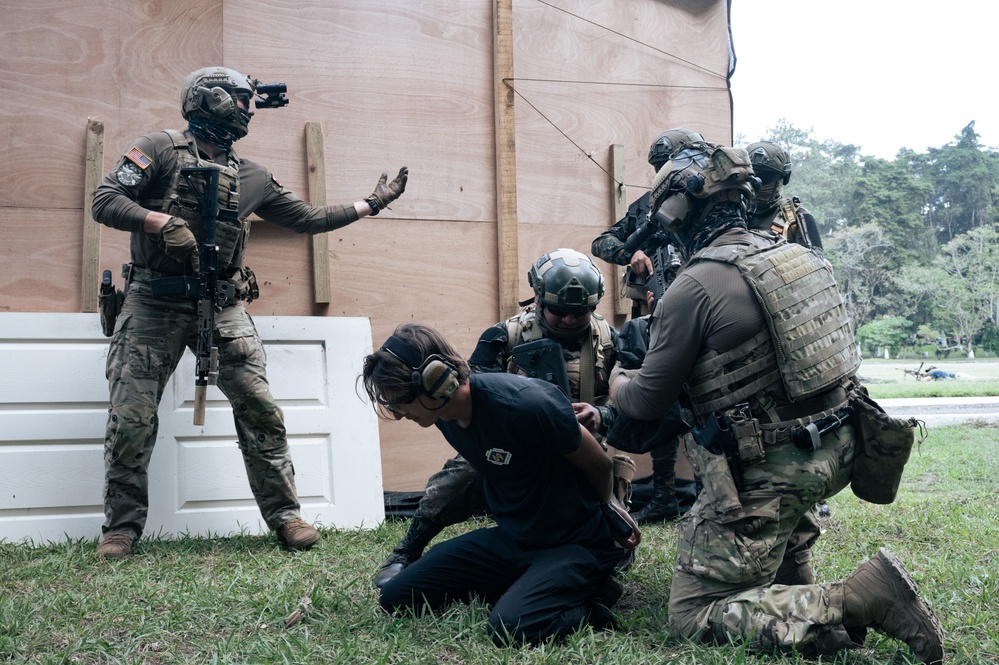 Members of 7th Special Forces Group (Airborne) and Guatemalan special forces train together during CENTAM Guardian 25