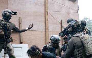 Members of 7th Special Forces Group (Airborne) and Guatemalan special forces train together during CENTAM Guardian 25