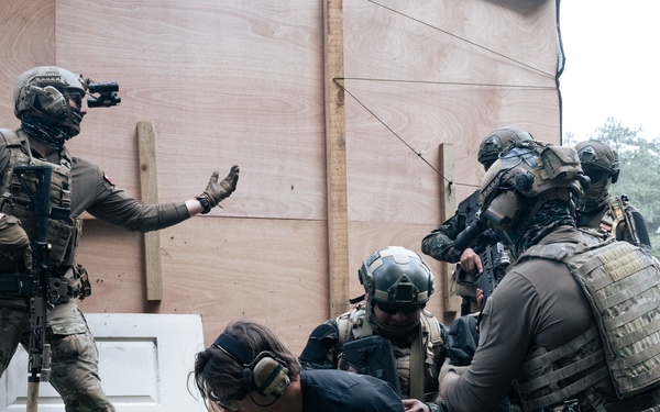 Members of 7th Special Forces Group (Airborne) and Guatemalan special forces train together during CENTAM Guardian 25