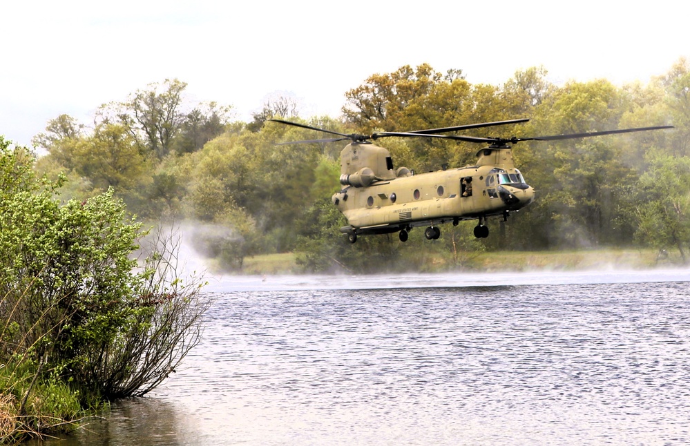 CH-47 Chinook crew helps Army Reserve competitors for Best Squad competition at Fort McCoy