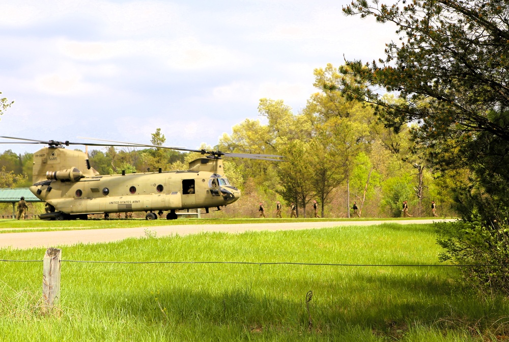 CH-47 Chinook crew helps Army Reserve competitors for Best Squad competition at Fort McCoy