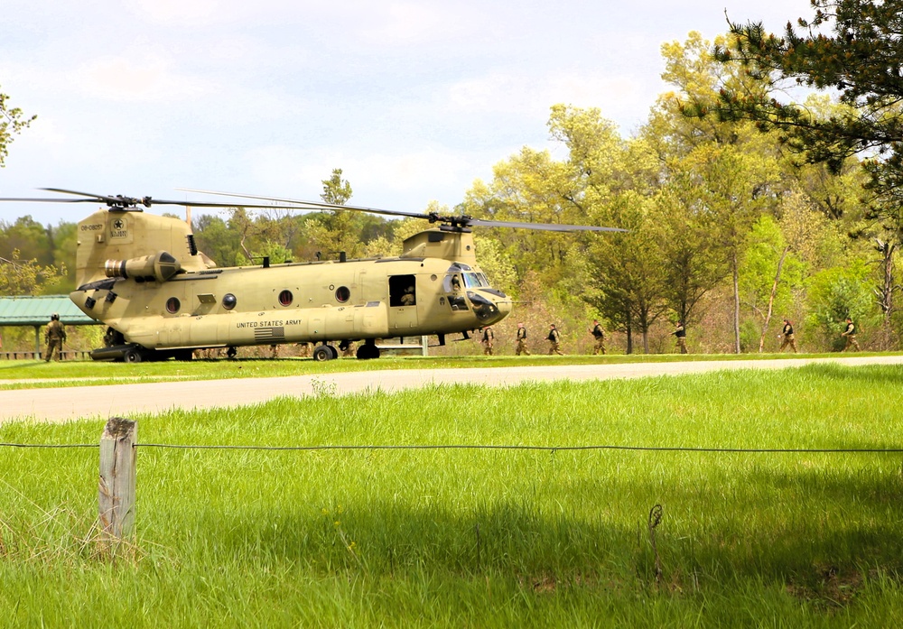CH-47 Chinook crew helps Army Reserve competitors for Best Squad competition at Fort McCoy