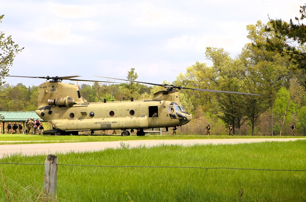 CH-47 Chinook crew helps Army Reserve competitors for Best Squad competition at Fort McCoy