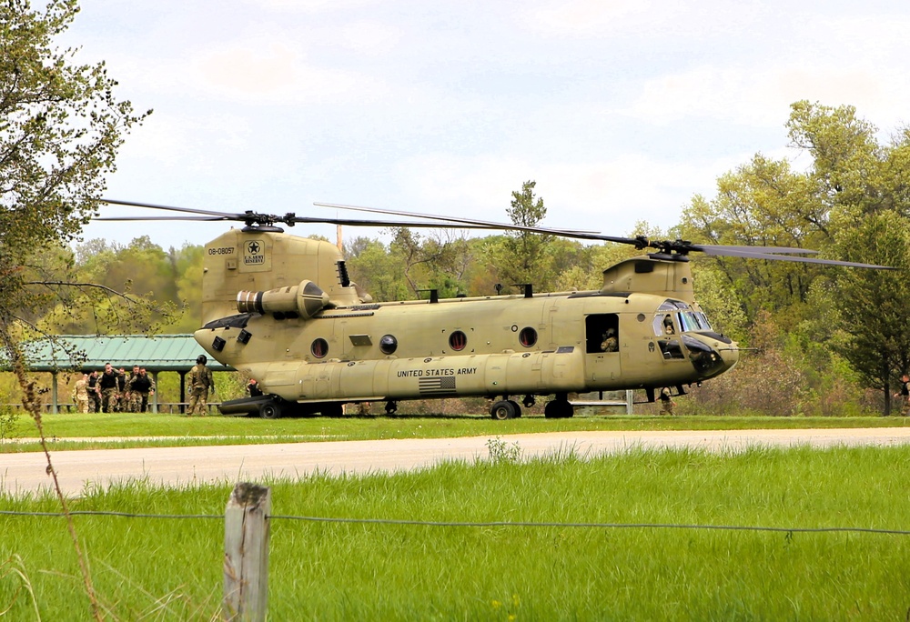 CH-47 Chinook crew helps Army Reserve competitors for Best Squad competition at Fort McCoy