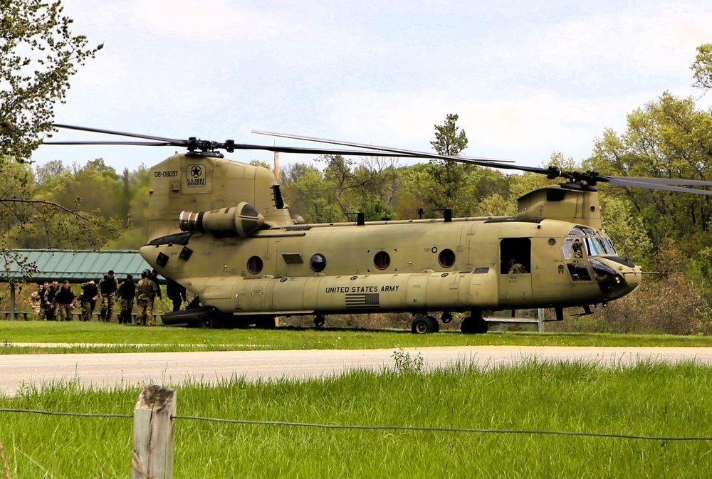 CH-47 Chinook crew helps Army Reserve competitors for Best Squad competition at Fort McCoy