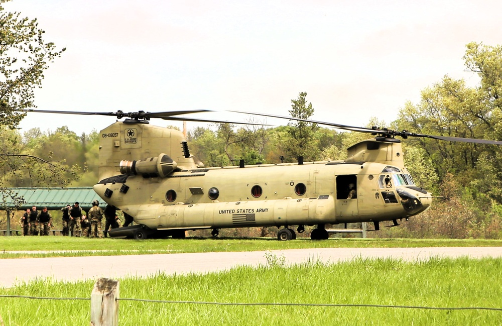 CH-47 Chinook crew helps Army Reserve competitors for Best Squad competition at Fort McCoy