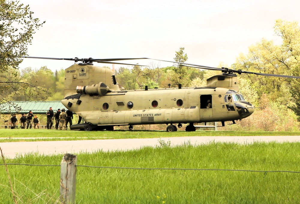 CH-47 Chinook crew helps Army Reserve competitors for Best Squad competition at Fort McCoy
