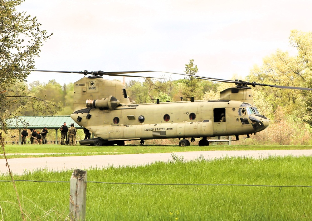CH-47 Chinook crew helps Army Reserve competitors for Best Squad competition at Fort McCoy