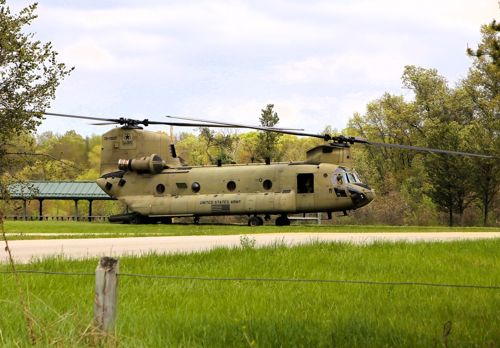 CH-47 Chinook crew helps Army Reserve competitors for Best Squad competition at Fort McCoy
