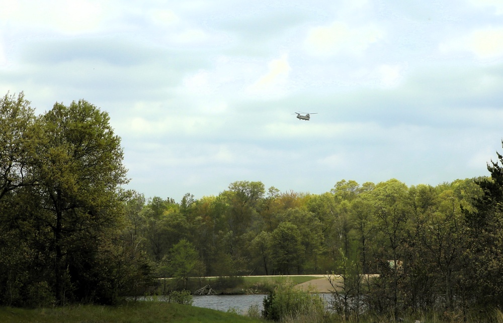 CH-47 Chinook crew helps Army Reserve competitors for Best Squad competition at Fort McCoy