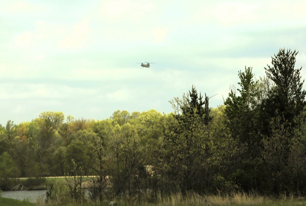 CH-47 Chinook crew helps Army Reserve competitors for Best Squad competition at Fort McCoy