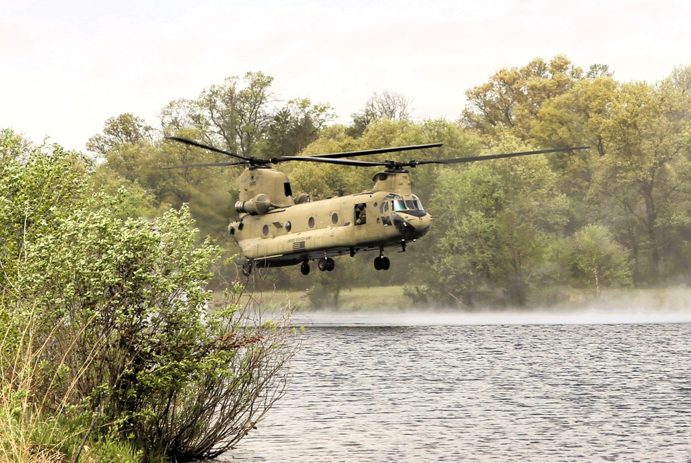 CH-47 Chinook crew helps Army Reserve competitors for Best Squad competition at Fort McCoy