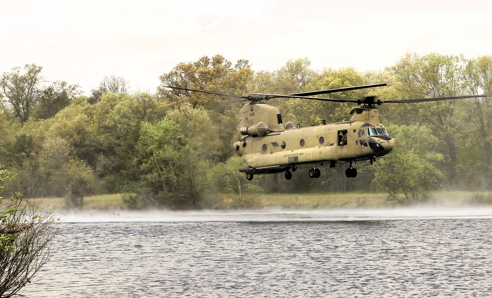 CH-47 Chinook crew helps Army Reserve competitors for Best Squad competition at Fort McCoy