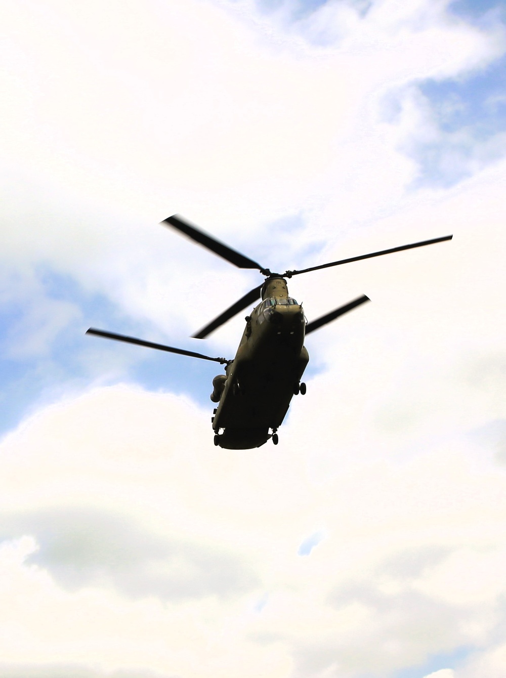 CH-47 Chinook crew helps Army Reserve competitors for Best Squad competition at Fort McCoy